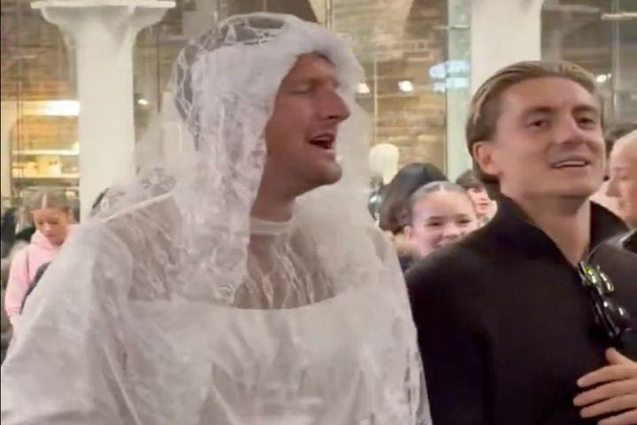 Premier League: Ποδοσφαιριστής τραγούδησε με νυφικό σε σταθμό τρένου και έγινε viral